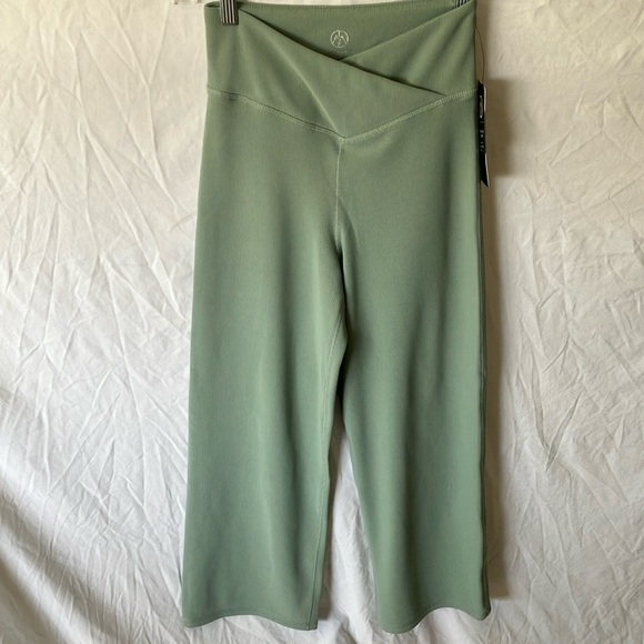 Move Technology: Tulip Waistband Wide Leg Crop Yoga Pants- XS - Picture 1 of 16